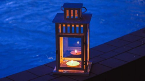 Das Erlebnisbad in Merzig: Kerzenscheinschwimmen mit Musik zum Träumen im Bietzener Heilwasser.